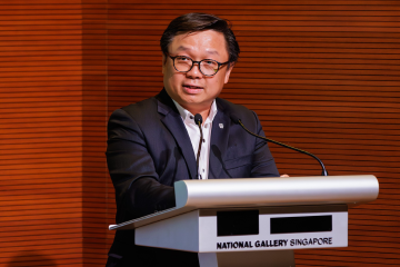 Mr Kan Welcoming Attendees Networking - Uob X Womenpreneur 2024